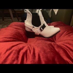 Brand new cape robin bootie